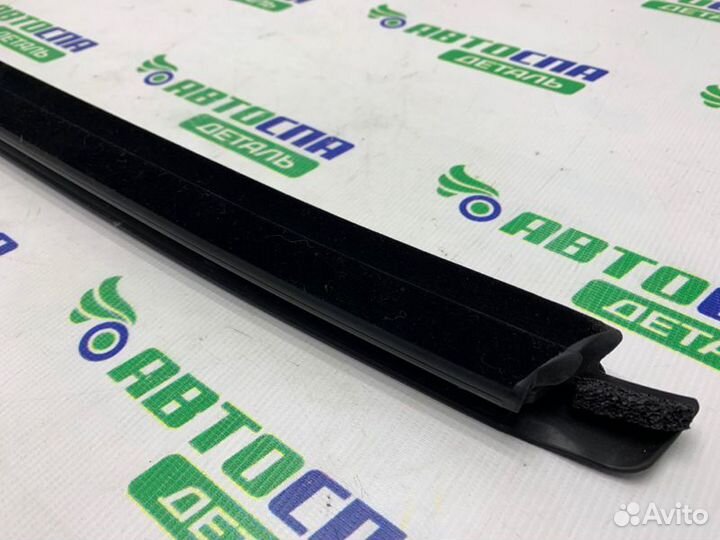 Уплотнитель двери стекла задний левый Mazda 3Bp