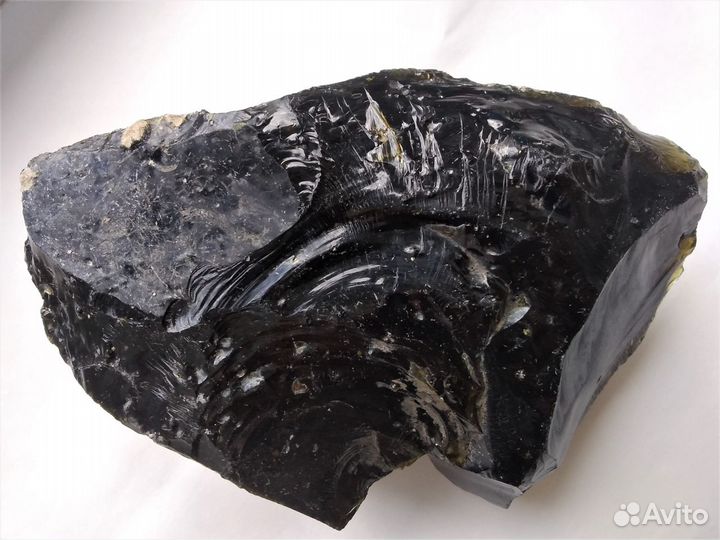 Тектит крупный