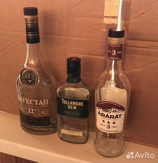 Пустые коньячные бутылки
