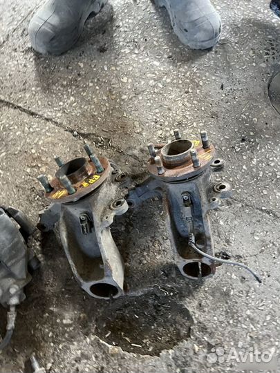 Поворотный кулак левый Ford Focus 2