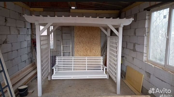 Качели с перголой. Шпалера