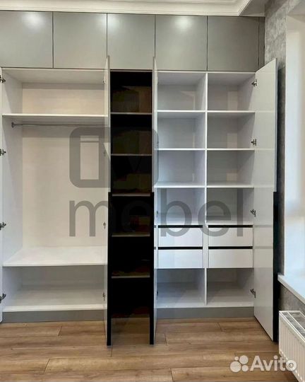 Книжный шкаф