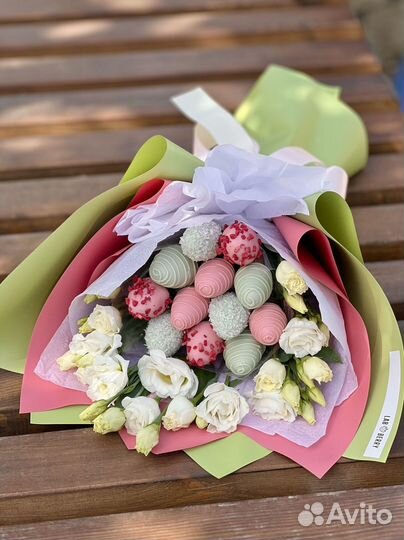 Букеты из клубники и цветов