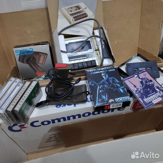 Ретро компьютер Commodore C64C