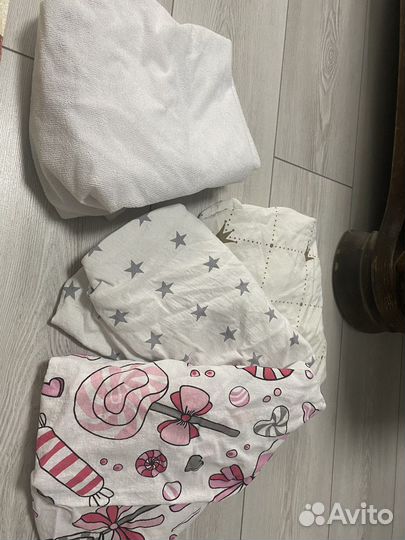 Наматрасник в детскую кроватку +простыни