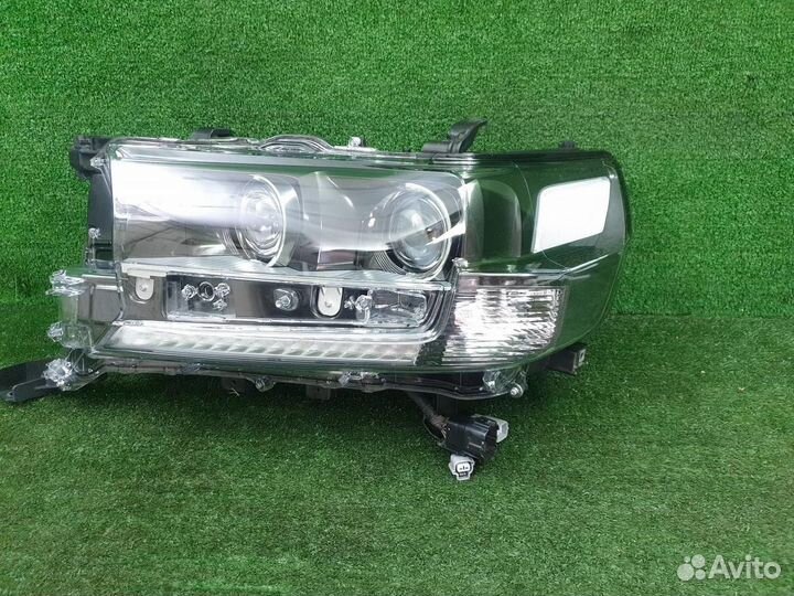 Фара левая Toyota Land Cruiser