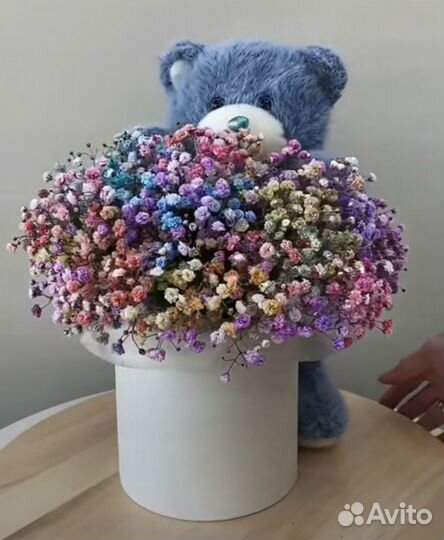 Радужная гипсофила в шляпной коробке