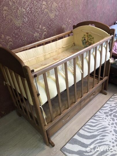 Детская кроватка с маятником и ящиком