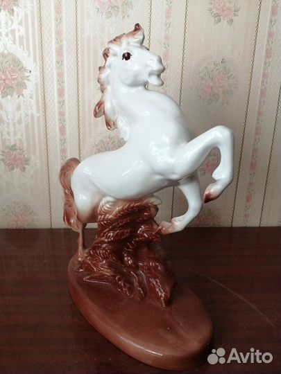 Фарфоровая статуэтка, Конь