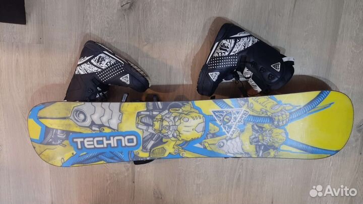 Сноуборд с креплениями и ботинками