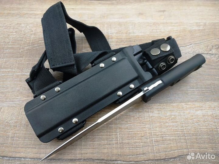 Нож с прорезиненной ручкой в ножнах с подвесом