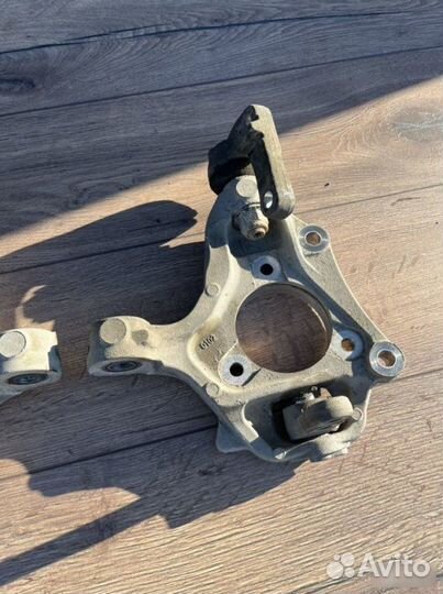 Поворотный кулак левый Opel Astra GTC 1.4 2012