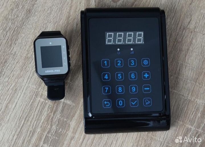 Кнопка пульт вызова официанта на кухню и часы