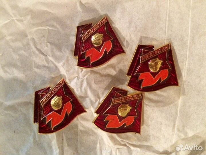Продаю значки Пионерские