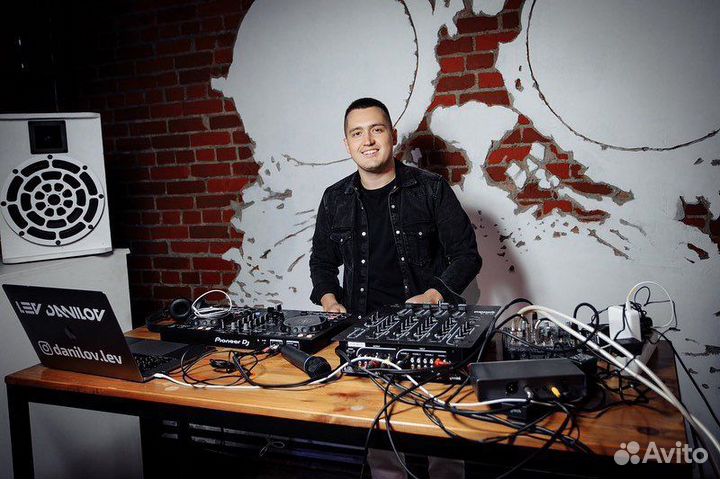 Диджей со своим оборудованием