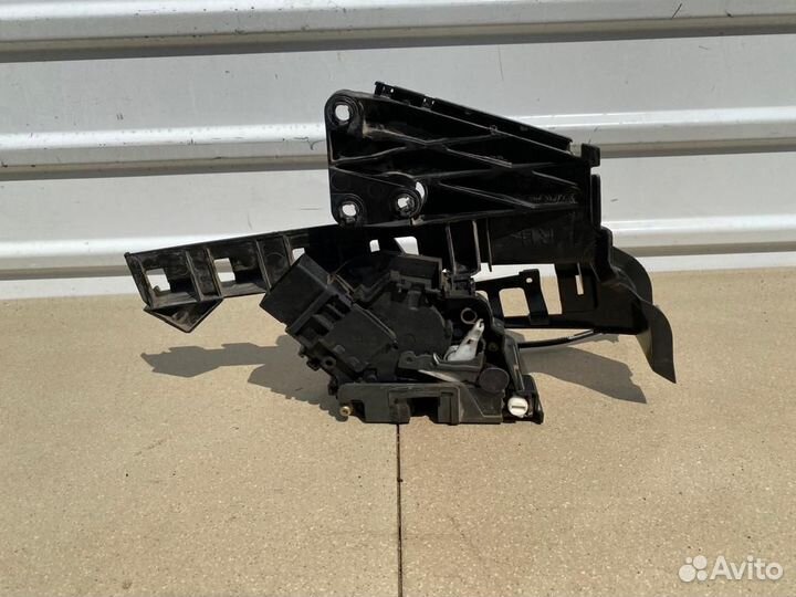 Замок двери задний правый Ford Focus 2