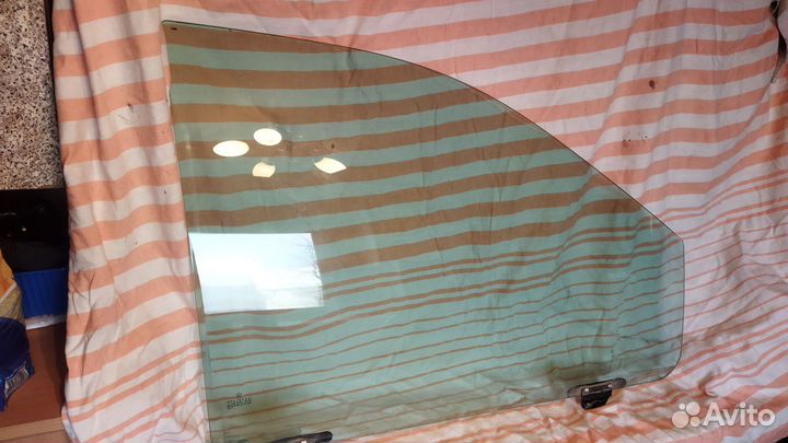 Стекло переднее левое