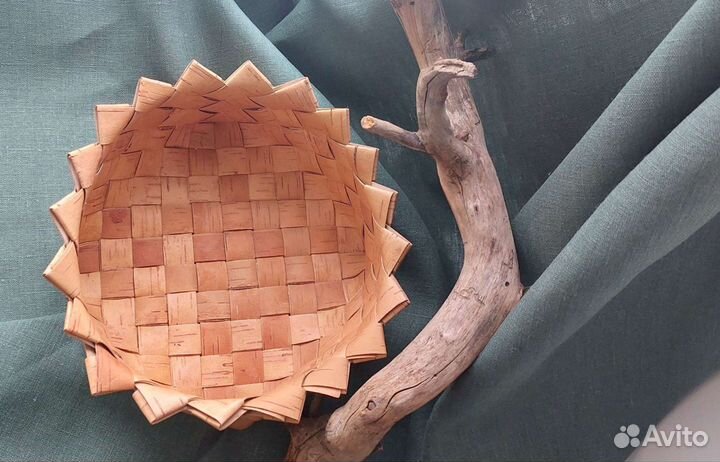 Плетеное из бересты корзинка-блюдо