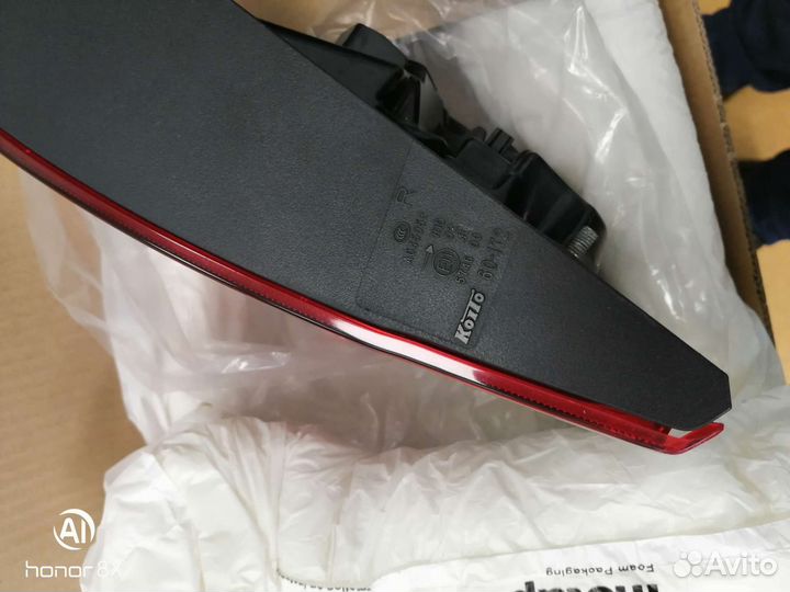 Задний фонарь в крышку багажника правый LC 200