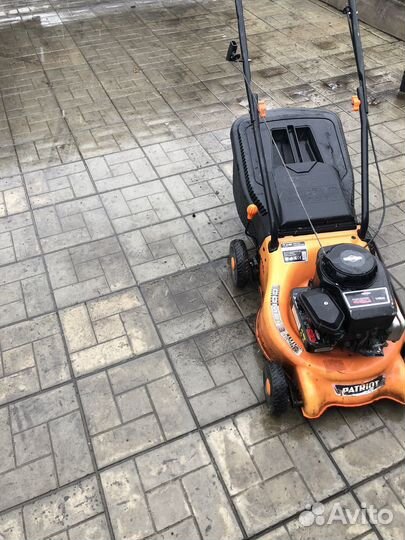 Газонокосилка бензиновая