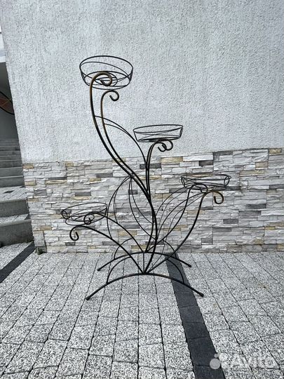 Подставка для цветов металлическая