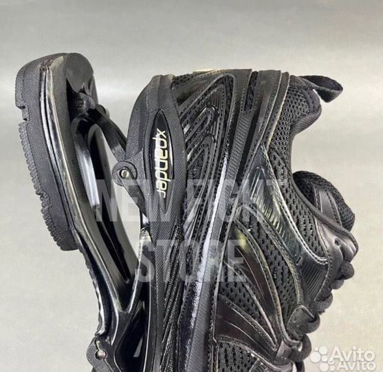 Кроссовки balenciaga xpander на руках