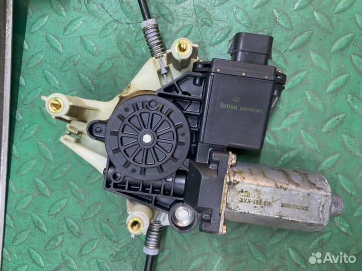 Стеклоподъемник передний правый Mitsubishi Space