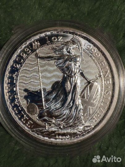 Серебряная монета 31.1гр. 999 Стоящая Британия