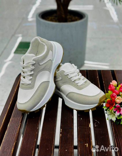 Кроссовки женские