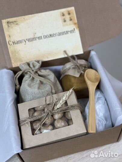 Подарочный набор с чаем и сладостями орешками
