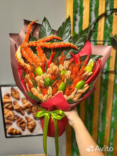 Букет и ящик с раками