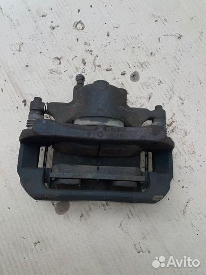 Суппорт передний левый Opel Astra J A16XER 2011