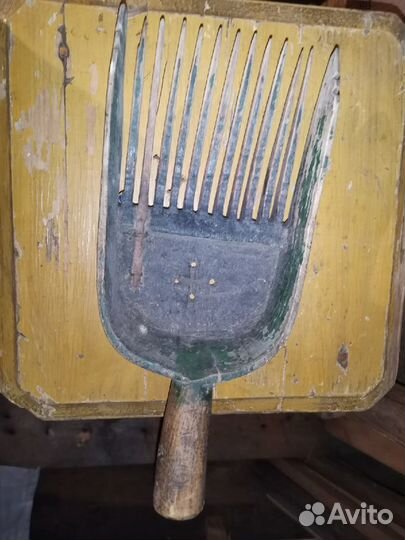 Старинная деревянная грабилка для сбора ягод
