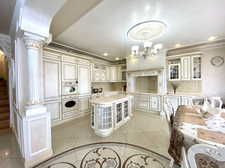 Коттедж 400 м² на участке 10 сот.