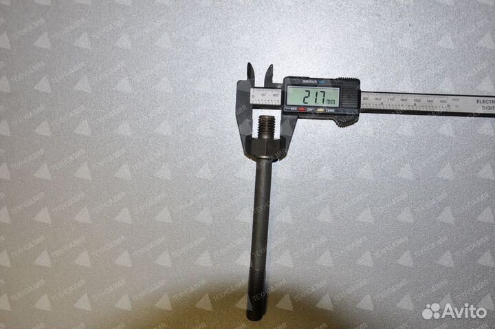 Болт коренной 13033057/13037381 Deutz TD226B-6