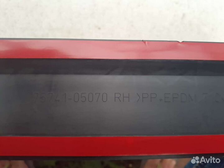 Молдинги на двери Toyota Avensis