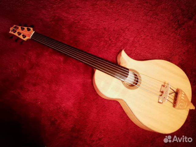 Акустическая безладовая бас гитара