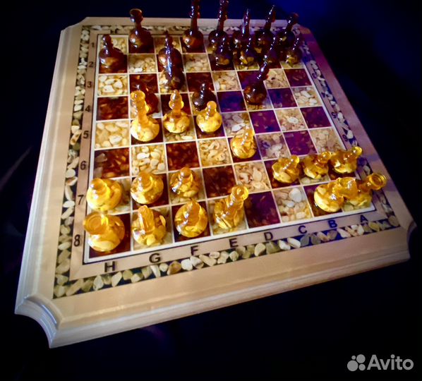 Шахматы из янтаря