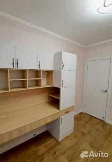 Детская рабочая зона у окна