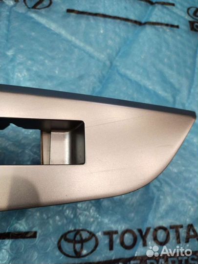 Накладка стеклоподъемника Ленд крузер 200 задняя R
