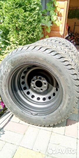 Goodyear UltraGrip Extreme 215/65 R16