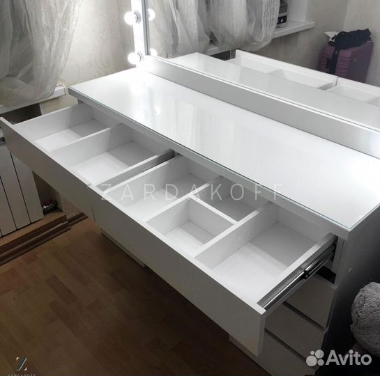 Гримерный стол и гримерное зеркало с подсветкой