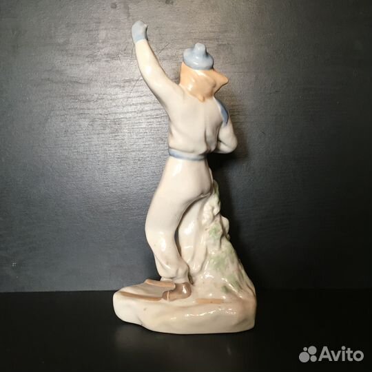 Фарфоровая статуэтка 