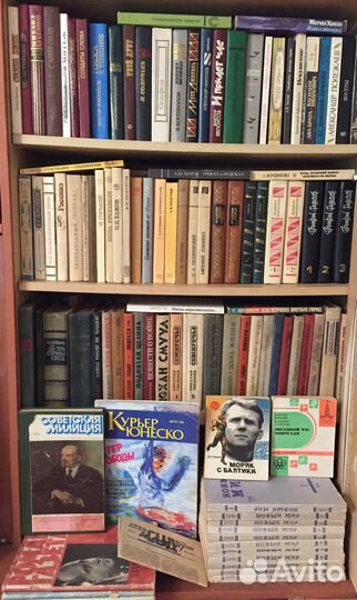 Книги много