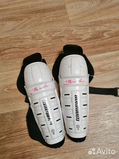 Хоккейный шлем и наколенники