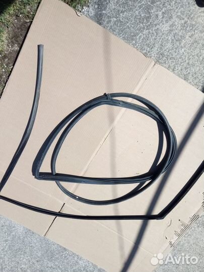 Уплотнитель перед. прав. двери Toyota Avensis 2000