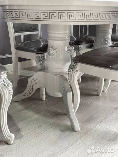 Стол со стульями