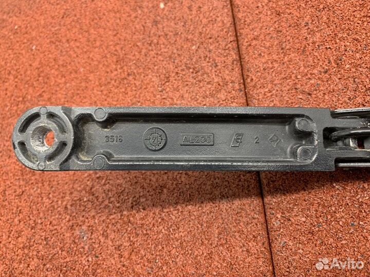 Поводок стеклоочистителя передний Skoda Octavia A7