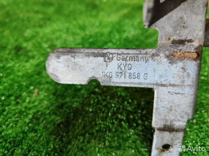 Кронштейн датчика кислорода Volkswagen Passat B6