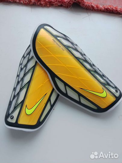 Футбольные щитки Nike